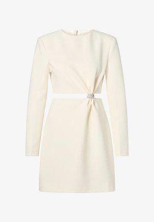 Kremo spalvos suknelė su ilgomis rankovėmis, apvalia iškirpte ir pasuktos liemens detales, pabrėžta sidabrine sagtimi. Lygios tekstūros audinys.