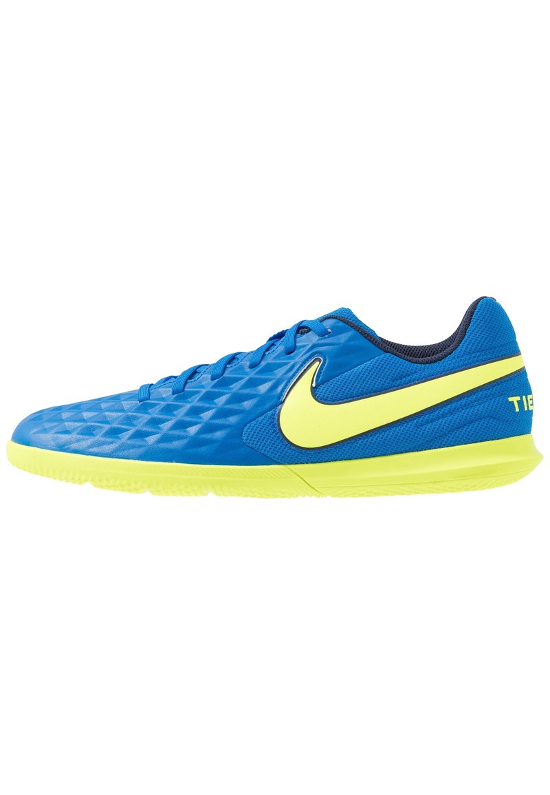 Zapatilla de fútbol sala Nike azul con suela y logotipo Swoosh en amarillo neón, parte superior texturizada y forro interior negro.