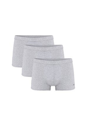 Tres pares de calzoncillos bóxer lisos de color gris para hombre apilados en fila sobre un fondo blanco.