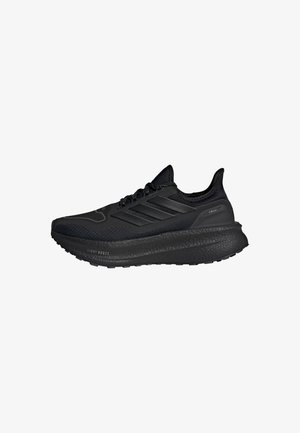 Chaussures de sport noires avec une tige en mesh texturé, des rayures réfléchissantes en trois tons et une semelle épaisse et rembourrée noire portant l'inscription "LIGHT BOOST".