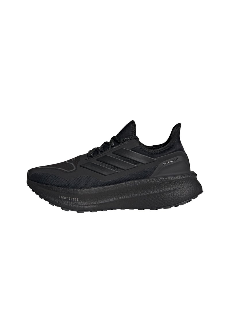 Pantofi sport negri cu un superiores din plasă texturată, dungi reflectorizante în trei nuanțe și o talpă groasă și amortizată, etichetată "LIGHT BOOST".