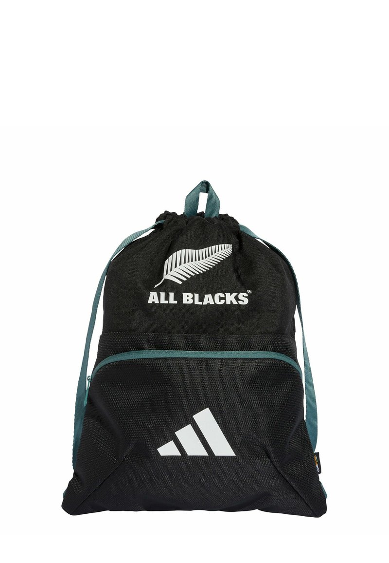 Mochila negra con cordón, fabricada en un tejido duradero, que cuenta con una cinta de acento verde, impresiones de logotipos y un bolsillo frontal con cremallera.