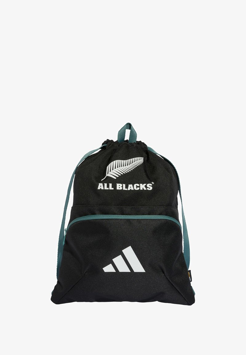 Mochila negra con cordón, fabricada en un tejido duradero, que cuenta con una cinta de acento verde, impresiones de logotipos y un bolsillo frontal con cremallera.