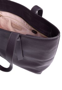 Borsa a tote in pelle viola con finitura testurizzata, chiusura superiore con zip e foderatura rosa chiaro. Presenta un'etichetta con logo e doppi manici.