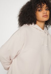 Nike Sportswear Sweatshirt com capuz - pearl white/white