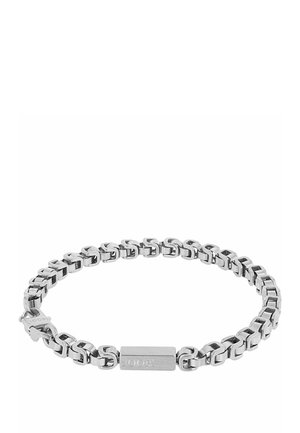 Armband aus silberfarbenen Gliedern mit rechteckigem, graviertem Verschluss und sicherem Karabinerverschluss.