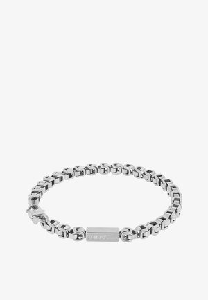 Armband met zilverkleurige schakels en een rechthoekige gegraveerde sluiting, voorzien van een veilige karabijnsluiting.