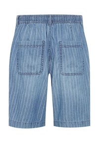 Blå denimshorts med vertikala vita ränder, med elastisk midja och två bakfickor. Mjuk textur, knälång design.