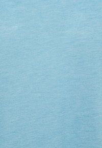 Ljust blå T-shirt i ett mjukt, lätt material; slät yta med en lätt melerad mönstring och en avslappnad passform.