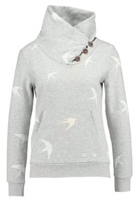 Sudadera gris clara con un cuello alto y doblado. Tiene un bolsillo en la parte delantera y patrones de aves en color crema. Acentuada con botones marrones.