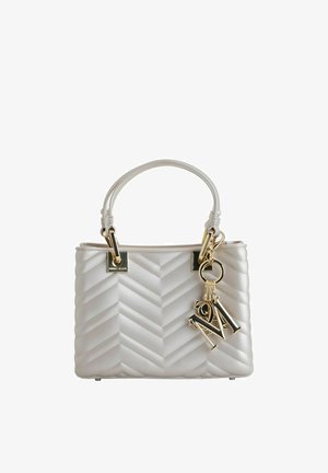 Borsa a tracolla bianca trapuntata con forma rettangolare, dettagli in metallo dorato, doppi manici superiori e portachiavi decorativo con iniziali.