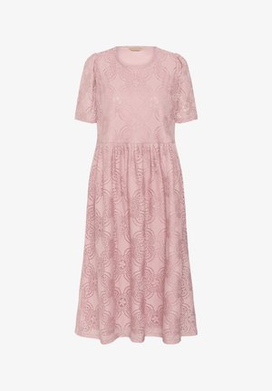 Lyserød knælang kjole med korte ærmer, prydet med blomsterlåg i blonder, rund halsudskæring og samlet talje for en udvidet silhuet.