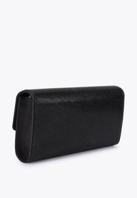 Czarna torebka kopertówka z teksturowanym, metalicznym wykończeniem, prostokątnym kształtem i gładką podszewką z tkaniny. Charakteryzuje się eleganckim, prostym designem.