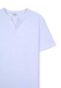 Hellpurpurne Baumwoll-T-Shirt mit einem kurzen, weiten Ärmel-Design und einem subtilen V-Ausschnitt. Weiche Textur und keine sichtbaren Muster oder Akzente.