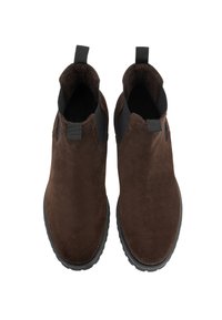 Botines de ante marrón con una textura suave, paneles laterales elásticos y tiradores en la parte posterior. Suelas de goma para tracción y durabilidad.