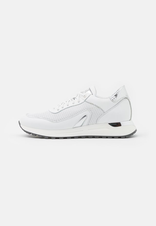GLORY - Trainers - star argento