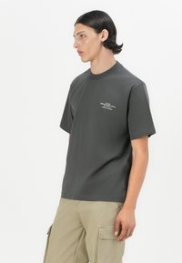 Jack & Jones PREMIUM JPRBLACHAD BRANDING CREW NECK TEE - Majica kratkih rukava s printom - volcanic ash