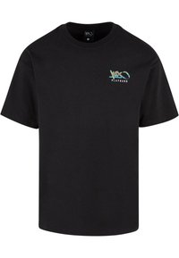 Sort bomulds t-shirt med korte ærmer, der har et farverigt "PLAYHARD" logo på venstre brystområde. Enkel crew neck design.