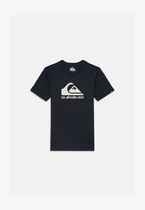 Camiseta de algodón azul marino con mangas cortas, que presenta un gran logo en color crema de una montaña y una ola, y un cuello redondo.