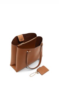 Sac fourre-tout en cuir marron avec des bords arrondis et un fermoir doré. Comprend une pochette assortie attachée par une chaîne.