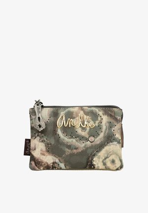 Bolsito con diseño de camuflaje en tonos verdes apagados, hecho de un material texturizado, con cremallera de metal, acento de logotipo y tachuelas decorativas.