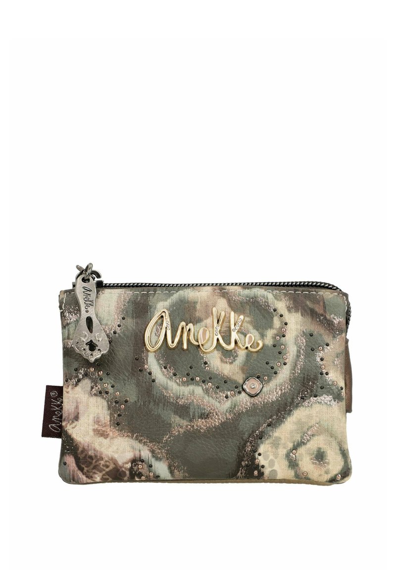 Bolsito con diseño de camuflaje en tonos verdes apagados, hecho de un material texturizado, con cremallera de metal, acento de logotipo y tachuelas decorativas.