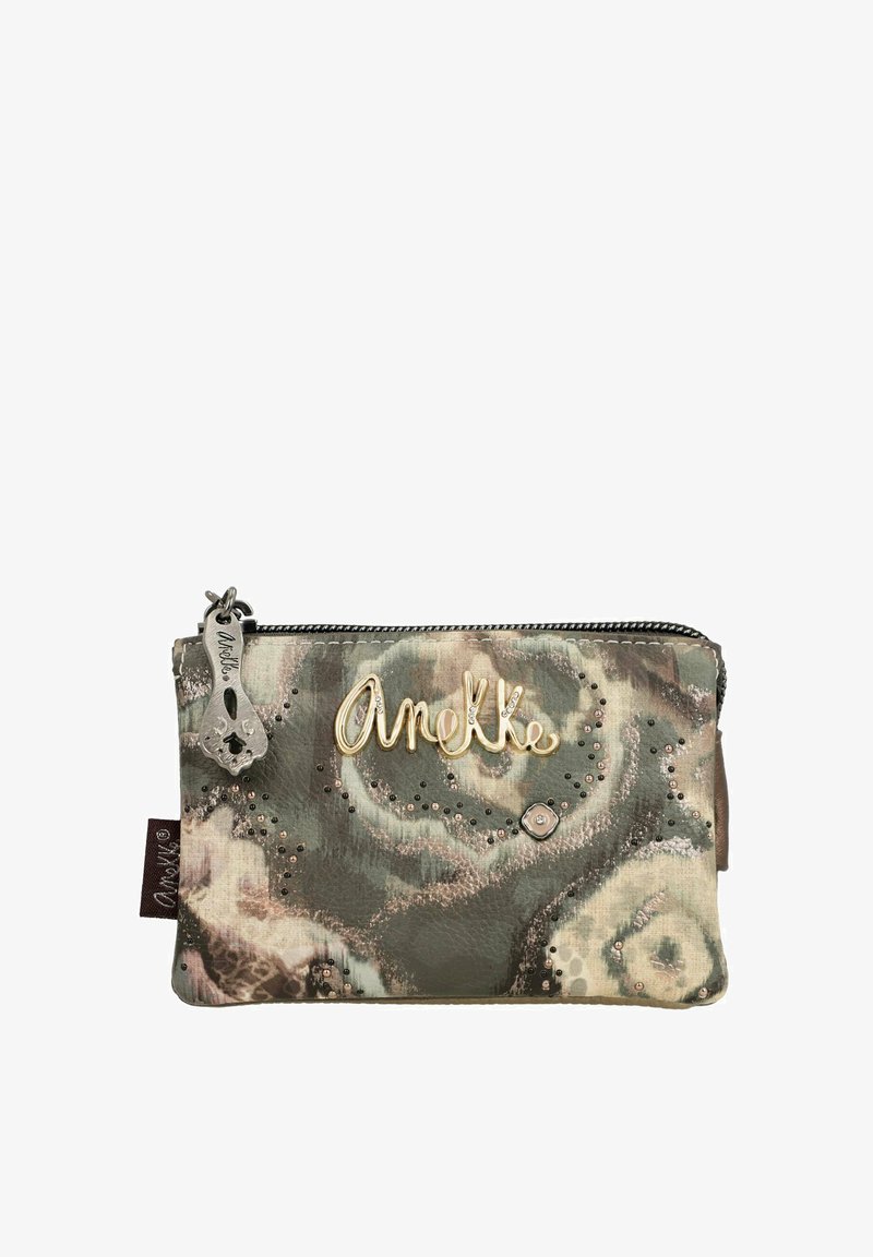 Bolsito con diseño de camuflaje en tonos verdes apagados, hecho de un material texturizado, con cremallera de metal, acento de logotipo y tachuelas decorativas.