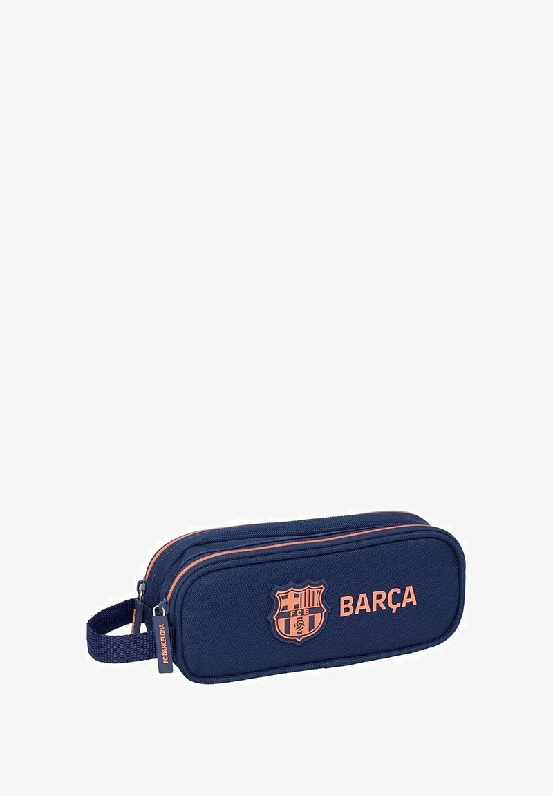 Niebieski piórnik z różowymi akcentami, z emblematem i logo Barça. Wykonany z trwałego materiału, ma zamek błyskawiczny i uchwyt.