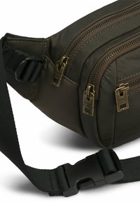 Borsa a tracolla verde oliva scuro con più scomparti con zip, hardware in ottone, tracolla nera regolabile e finitura in tessuto testurizzato.