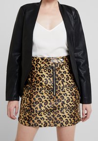 KIOMI Jacka i konstläder - black