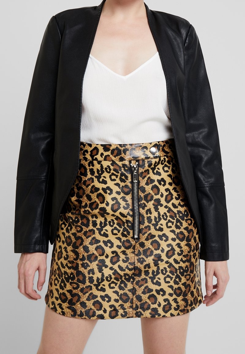 KIOMI Jacka i konstläder - black