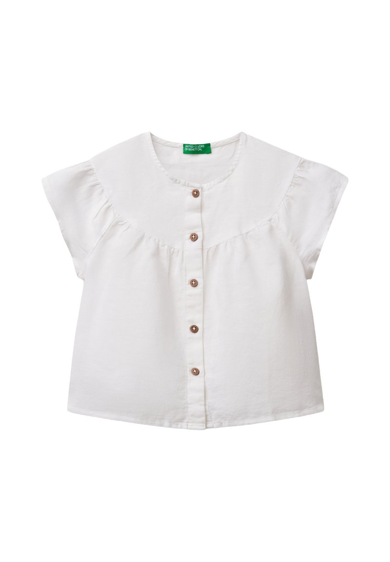 Blusa blanca de manga corta con cuello redondeado, cierre frontal de botones y detalle de yugo fruncido. Fabricada en una tela ligera.