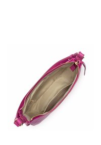 Fuchsia leren clutch tas met een gouden rits, een gestructureerde buitenkant en een beige stofvoering met één insteekvak.