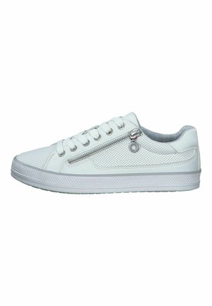 Weißer Sneaker mit perforierter Textur, flachen Schnürsenkeln, seitlichem Reißverschluss und weißer Gummisohle. Merkmale ein minimalistisches Design und leichte Akzente.