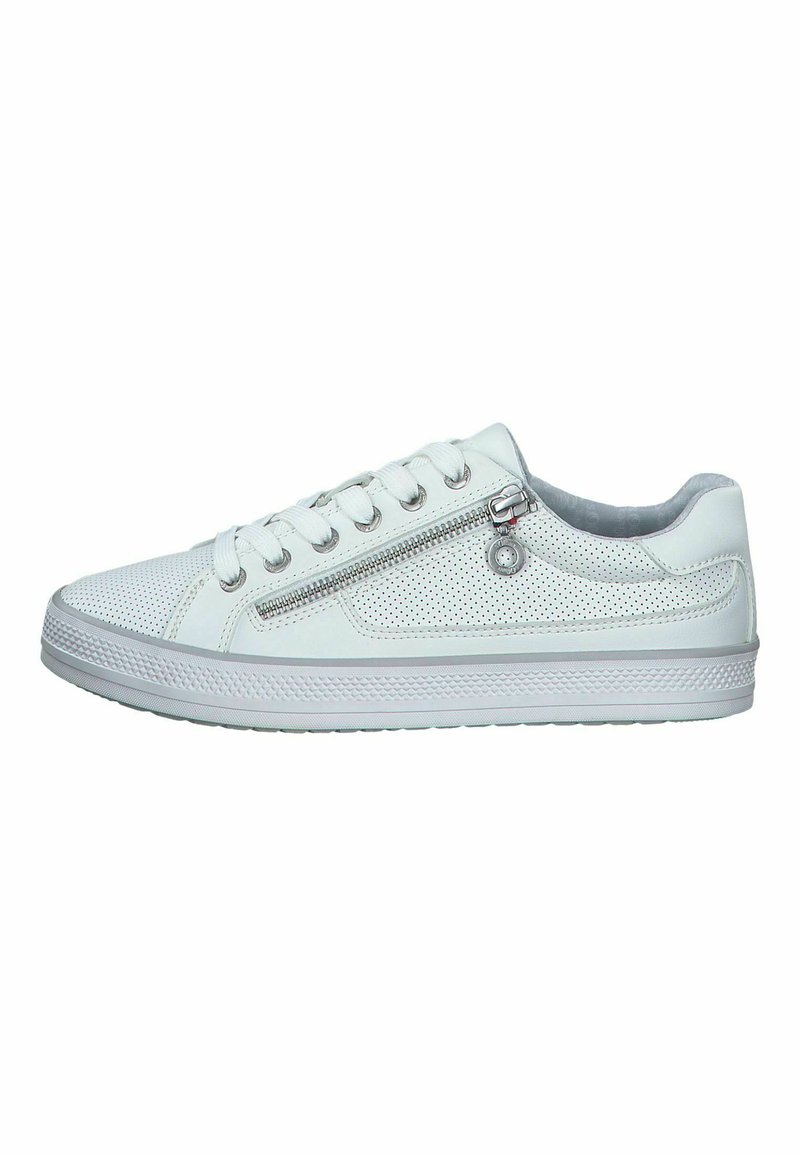 Weißer Sneaker mit perforierter Textur, flachen Schnürsenkeln, seitlichem Reißverschluss und weißer Gummisohle. Merkmale ein minimalistisches Design und leichte Akzente.