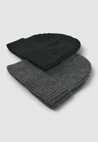 Due cuffie in maglia: una nera uniforme e l'altra grigia scuro. Entrambe presentano una texture a costine e orli arrotolati per stile e calore.