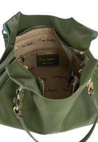 Borsa a tracolla in pelle verde con chiusura a zip, hardware dorato e fodera in tessuto con un motivo a logo ripetuto. Include tasche interne.