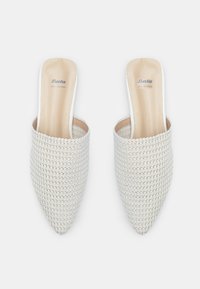 Bata Sandalias planas - beige
