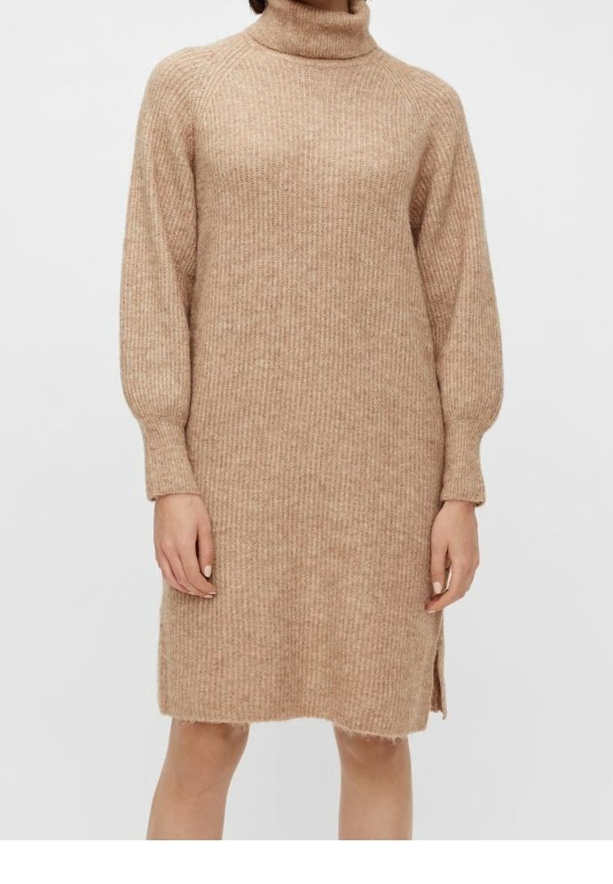 Pletené šaty s vysokým límcem v světle hnědé barvě, s žebrovanou texturou, dlouhými rukávy a bočními rozparky na lemu pro snadný pohyb.