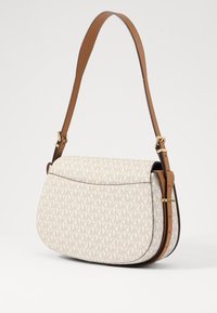 Sangle en cuir marron attachée à un sac en tissu beige avec un motif logo MK sur l'ensemble, doté d'une fermeture à rabat et de quincaillerie dorée.
