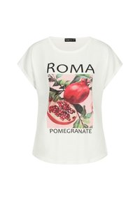 Valkoinen lyhythihainen t-paita, jossa on graniittikuvan ja lehtien grafiikka, mustalla tekstillä lukien "ROMA" ja "POMEGRANATE."