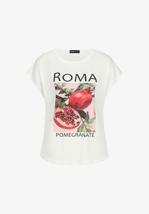 Baltas īsām piedurknēm t-krekls ar granātābola un lapu grafiku, papildināts ar melniem uzrakstiem "ROMA" un "POMEGRANATE".