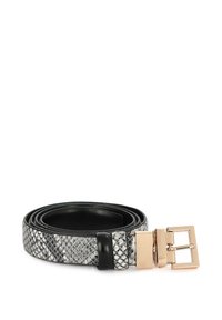Ceinture enroulée à motif peau de serpent noir et gris avec boucle noire et boucle rectangulaire dorée brillante sur fond blanc.