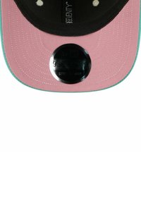 Schwarze und rosa Kappe mit einem 8-Panel-Design, ausgestattet mit einer rosa Innenseite, weißen Stichen und einem glänzenden runden Etikett auf der Vorderseite.