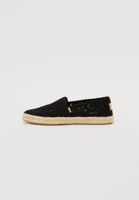 Sorte heklet slip-on sko med en vevd jute såle. Har en teksturert overdel og en subtil merkevaredetalj på siden.