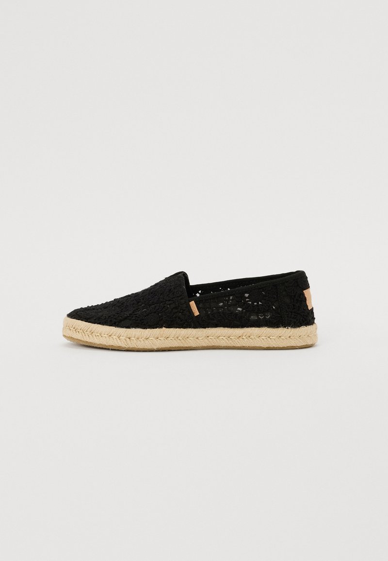 Sorte heklet slip-on sko med en vevd jute såle. Har en teksturert overdel og en subtil merkevaredetalj på siden.