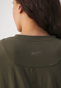 Nike Performance ONE RELAXED TOP - T-skjorte til trening - cargo khaki/black