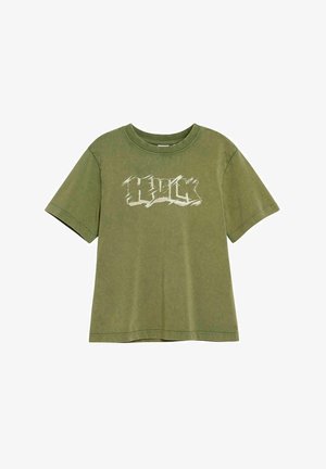 Olivgrünes Baumwoll-T-Shirt mit lockerem Schnitt, das vorne eine abgenutzte weiße Textgrafik, einen Rundhalsausschnitt und kurze Ärmel hat.