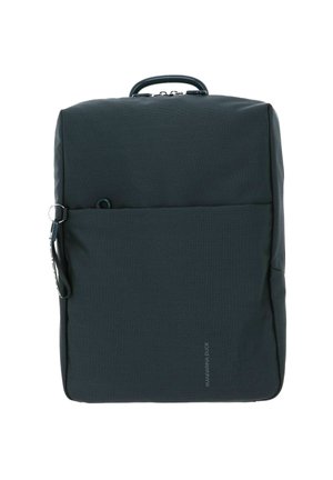 Sac à dos noir texturé avec une anse supérieure, fermeture éclair, poche avant et accents métalliques. Présente un design minimaliste. Tissu durable.