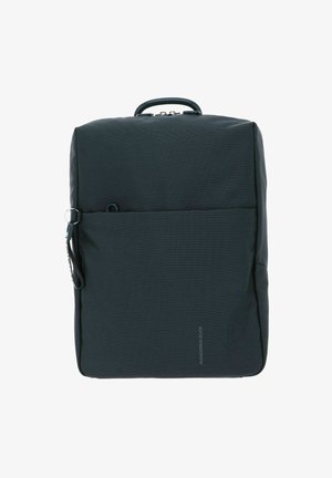 Sac à dos noir texturé avec une anse supérieure, fermeture éclair, poche avant et accents métalliques. Présente un design minimaliste. Tissu durable.